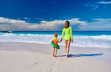 Annesiyle plajda üç yaşında bir çocuk. Seyşeller 'de yaz tatili, Mahe..