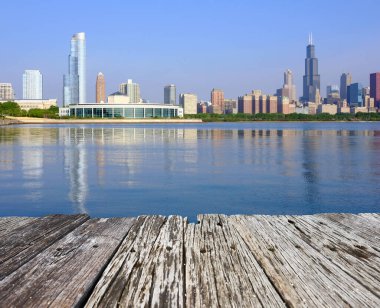 Sabah Chicago ufuk çizgisi ve eski ahşap iskele