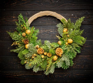 Koyu kırsal ahşap arka planda Noel çelengi