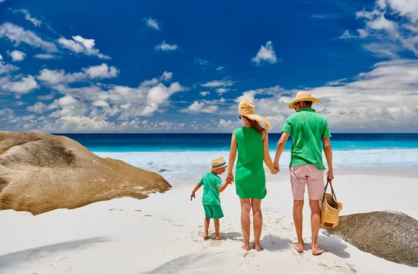 Familia Hermosa Playa Anse Intendance Pareja Joven Verde Con Niño —  Fotos de Stock