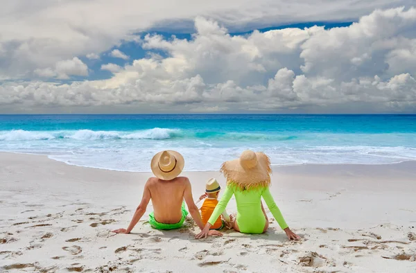 Famiglia Sulla Spiaggia Giovane Coppia Con Bambino Tre Anni Vacanze — Foto Stock