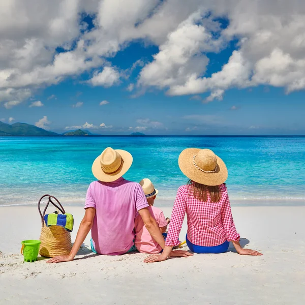 美しいAnse Soleilビーチの家族 3歳の幼児の男の子との若いカップル セーシェルでの夏休み — ストック写真
