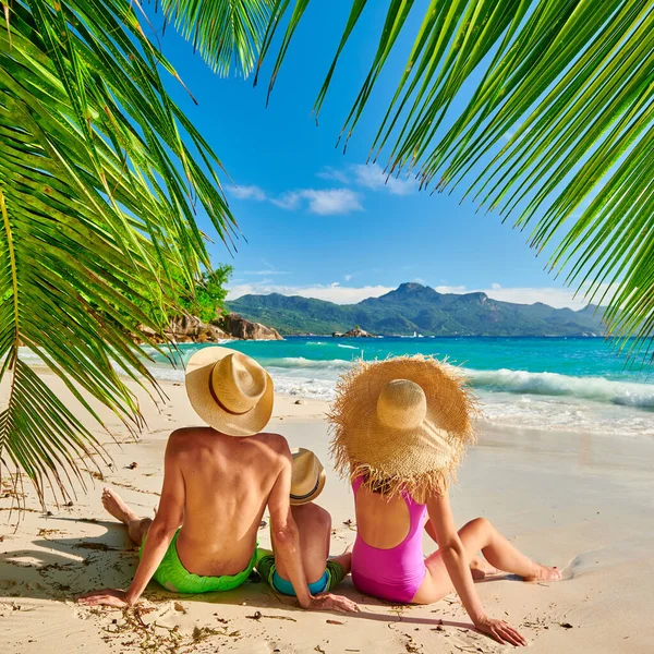 Familie Schönen Strand Von Anse Soleil Mit Palme Junges Paar — Stockfoto