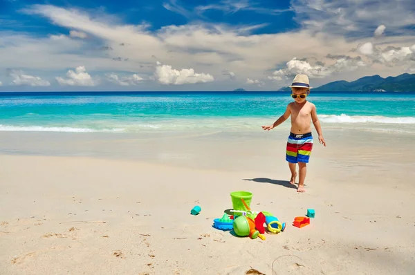 Egy Hároméves Kisgyerek Aki Strandjátékokkal Játszik Parton Családi Nyaralás Seychelle — Stock Fotó