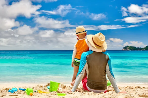 Tre Anni Bambino Ragazzo Sulla Spiaggia Con Padre Vacanze Estive — Foto Stock