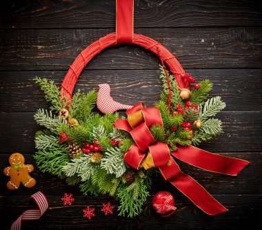 Koyu kırsal ahşap arka planda Noel çelengi