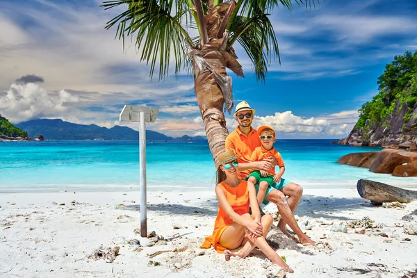 아름다운 해변의 가족과 살배기 아이가 야자나무에 세이셸에서의 — 스톡 사진