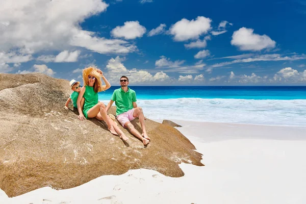Familia Sentada Roca Hermosa Playa Anse Intendance Pareja Joven Verde — Foto de Stock