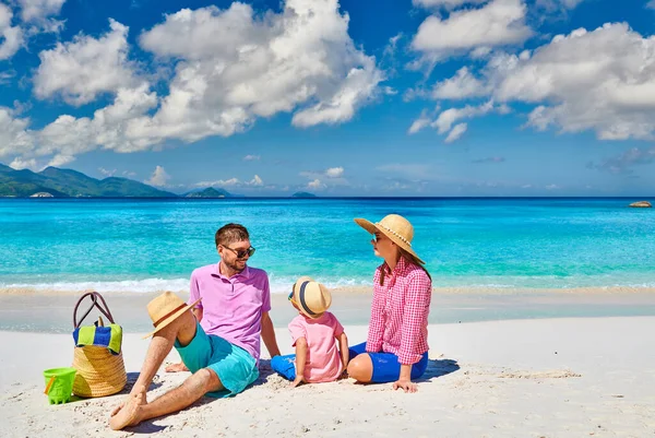 Familia Hermosa Playa Anse Soleil Pareja Joven Con Niño Tres —  Fotos de Stock
