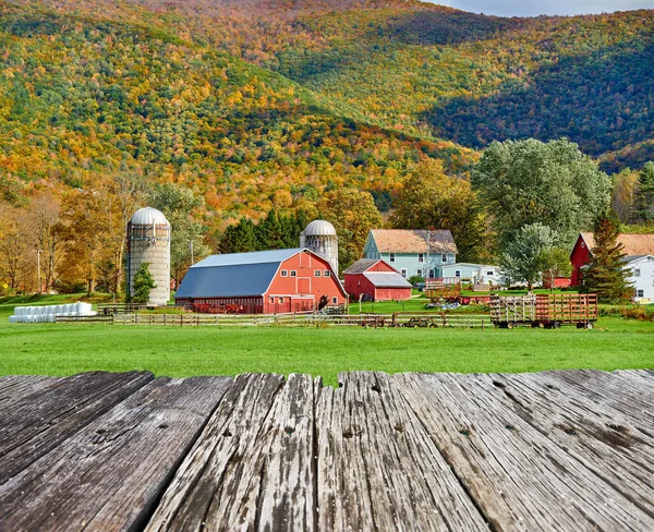 Farma Czerwoną Stodołą Silosami Słoneczny Jesienny Dzień West Arlington Vermont — Zdjęcie stockowe