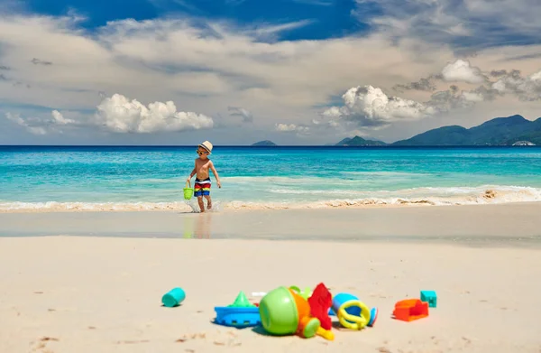 Dreijähriger Junge Spielt Mit Strandspielzeug Strand Sommerurlaub Mit Der Familie — Stockfoto