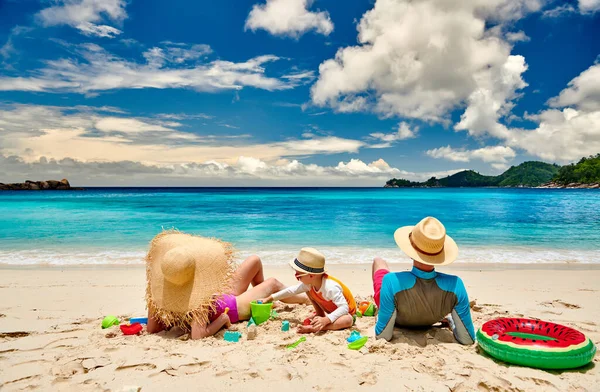 Famiglia Sulla Spiaggia Giovane Coppia Con Bambino Tre Anni Vacanze — Foto Stock