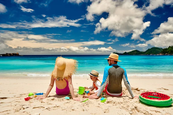 Família Praia Jovem Casal Com Menino Três Anos Férias Verão — Fotografia de Stock