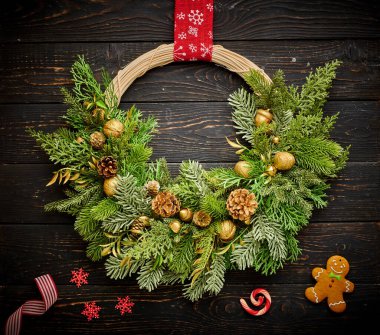 Koyu kırsal ahşap arka planda Noel çelengi