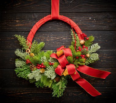 Koyu kırsal ahşap arka planda Noel çelengi