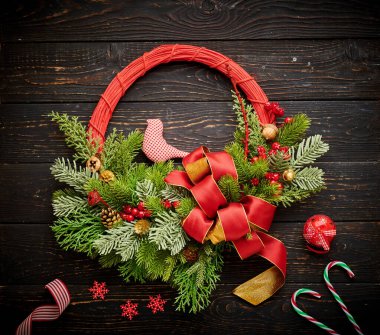 Koyu kırsal ahşap arka planda Noel çelengi