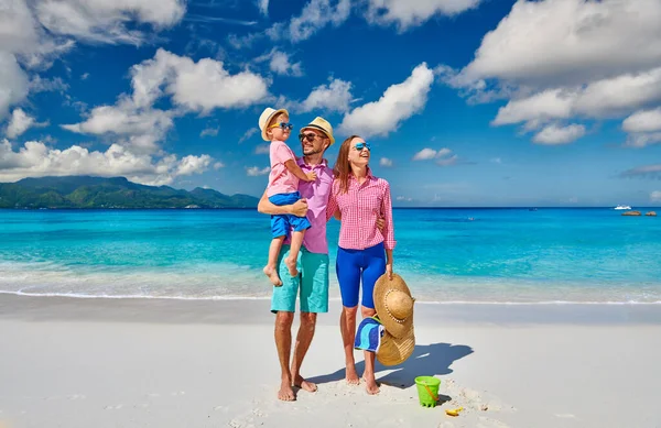 Οικογένεια Στην Όμορφη Παραλία Anse Soleil Νεαρό Ζευγάρι Τρίχρονο Αγοράκι — Φωτογραφία Αρχείου