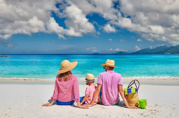 Güzel Anse Soleil Plajında Bir Aile Yaşında Bir Çocuğu Olan — Stok fotoğraf