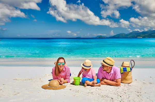 Familia Hermosa Playa Anse Soleil Pareja Joven Con Niño Tres —  Fotos de Stock