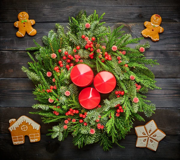 Julkrans Och Ljus Mörk Rustik Trä Bakgrund — Stockfoto