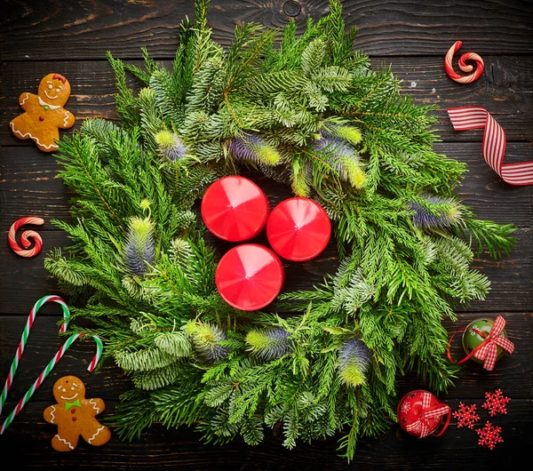 Weihnachtskranz Auf Dunklem Rustikalem Holzgrund — Stockfoto