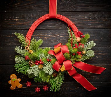 Koyu kırsal ahşap arka planda Noel çelengi