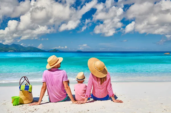 Güzel Anse Soleil plajında bir aile, üç yaşında bir çocuğu olan genç bir çift. Seyşeller 'de yaz tatili, Mahe..