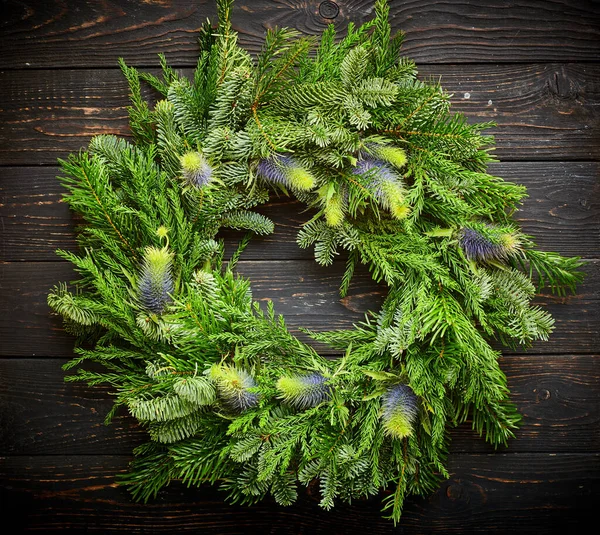 Weihnachtskranz Auf Dunklem Rustikalem Holzgrund — Stockfoto