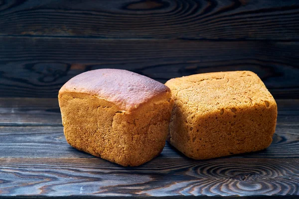 Pain Maison Fraîchement Cuit Sur Une Table Bois Sombre — Photo