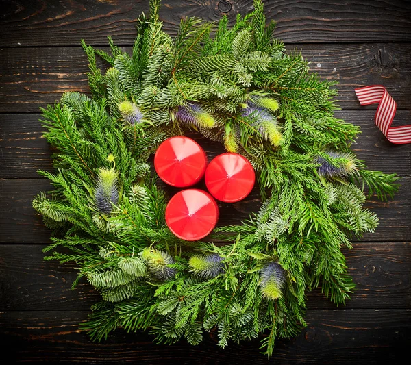 Julkrans Och Ljus Mörk Rustik Trä Bakgrund — Stockfoto