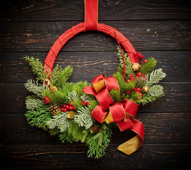 Koyu kırsal ahşap arka planda Noel çelengi