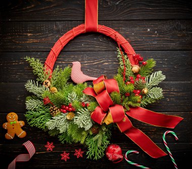 Koyu kırsal ahşap arka planda Noel çelengi