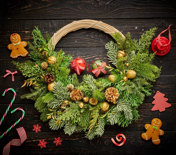 Corona Navidad Sobre Fondo Rústico Oscuro Madera —  Fotos de Stock