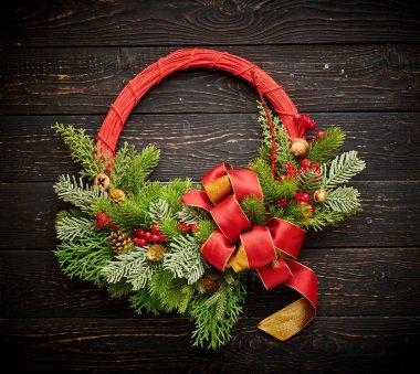 Koyu kırsal ahşap arka planda Noel çelengi