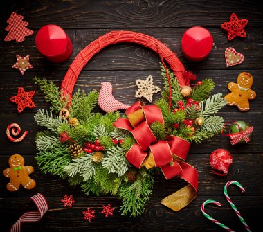 Koyu kırsal ahşap arka planda Noel çelengi