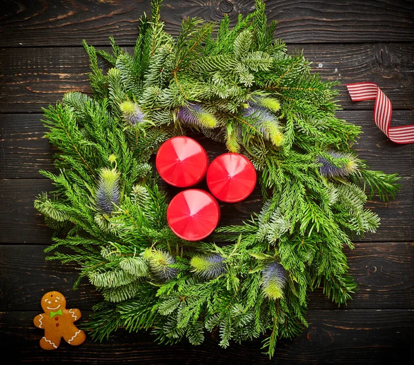 Kerst Krans Donker Rustieke Houten Achtergrond — Stockfoto