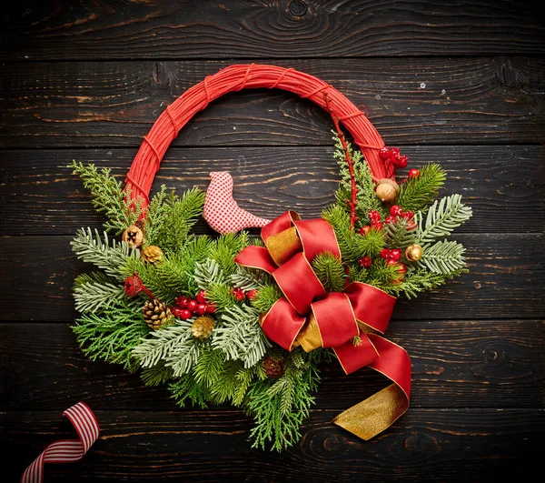 Weihnachtskranz Auf Dunklem Rustikalem Holzgrund — Stockfoto