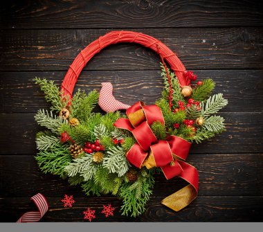 Koyu kırsal ahşap arka planda Noel çelengi