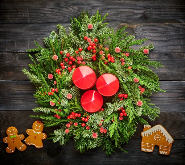 Julkrans Och Ljus Mörk Rustik Trä Bakgrund — Stockfoto