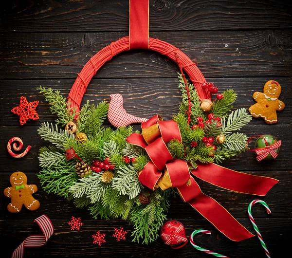 Weihnachtskranz Auf Dunklem Rustikalem Holzgrund — Stockfoto