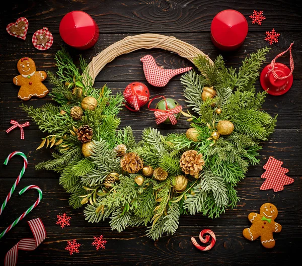 Weihnachtskranz Auf Dunklem Rustikalem Holzgrund — Stockfoto