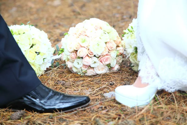 Chaussures Mariée Marié Sur Fond Bouquet Mariage — Photo