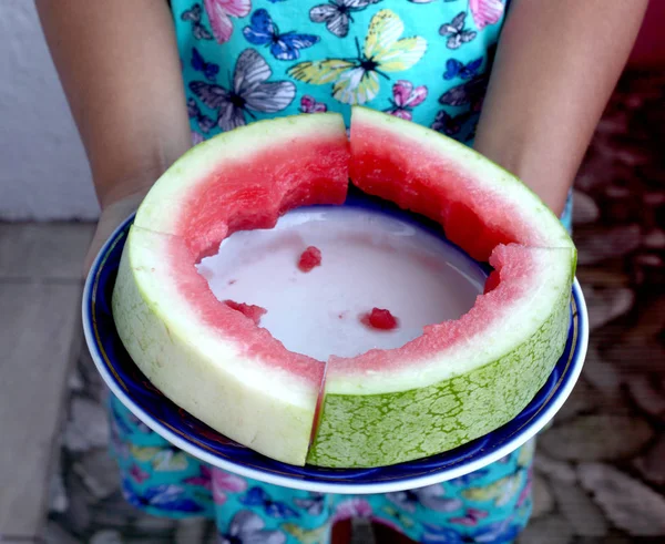 Den Händen Auf Einem Teller Mit Wassermelonenstümpfen — Stockfoto