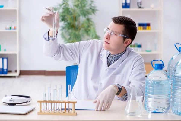 Jonge chemicus die experimenteert in het lab — Stockfoto