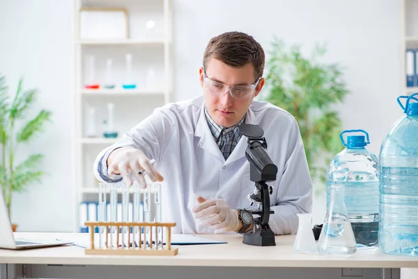 Νεαρός φοιτητής χημικός πειραματίζεται στο εργαστήριο — Φωτογραφία Αρχείου