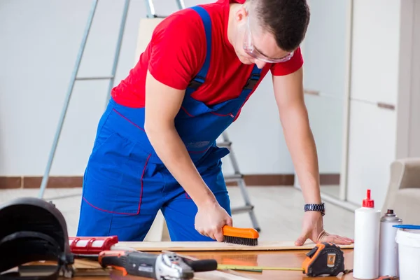 Contractor working in the workshop — Stock Photo, Image