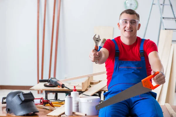 Lohnunternehmer arbeitet in der Werkstatt — Stockfoto