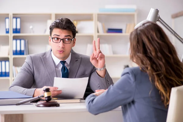 Abogado discutiendo caso legal con cliente — Foto de Stock