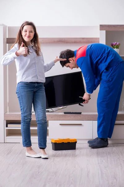 Técnico reparador de TV reparando tv en casa — Foto de Stock