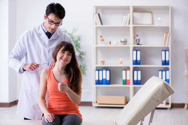 Médico neurólogo examinando paciente femenino — Foto de Stock